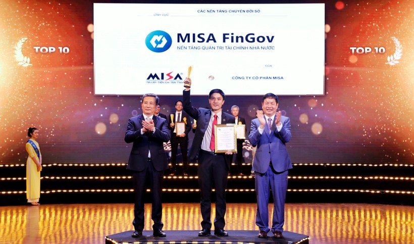 Đại diện MISA nhận Giải Top 10 Sao Khuê 2021 cho Nền tảng Quản trị tài chính Nhà nước MISA FinGov