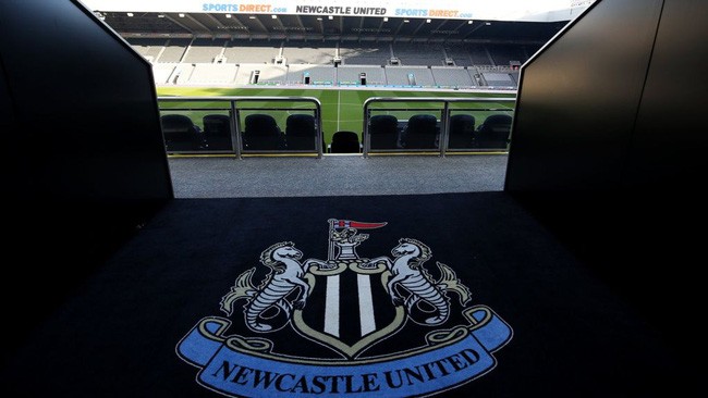 Mike Ashley đã quyết định đổi tên sân St James’ Park thành Sports Direct Arena, tên tập đoàn bán đồ thể thao của ông. Ảnh CLB