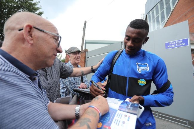 Salomon Kalou vừa bị CLB Hertha BSC đình chỉ do vị phạm các quy định về cách ly Covid-19. Ảnh Hertha BSC.