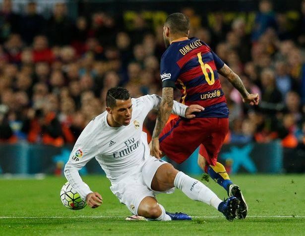 Dani Alves sẽ nhận mức lương tượng trưng 1 euro và được xem như một biểu tượng cho tình yêu sân Nou Camp. Ảnh CLB