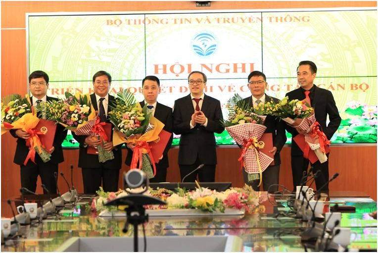 Thứ trưởng Phan Tâm trao quyết định cho các cán bộ. Ảnh MIC