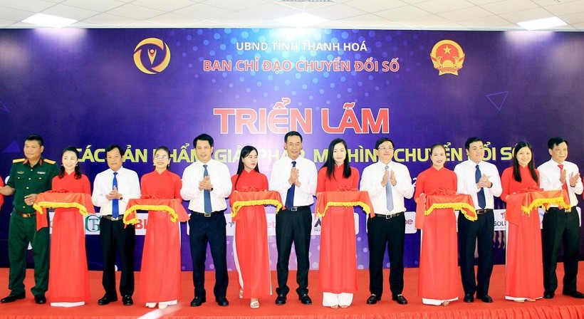 Lãnh đạo tỉnh Thanh Hóa và các đại biểu tham gia cắt băng khai trương triển lãm