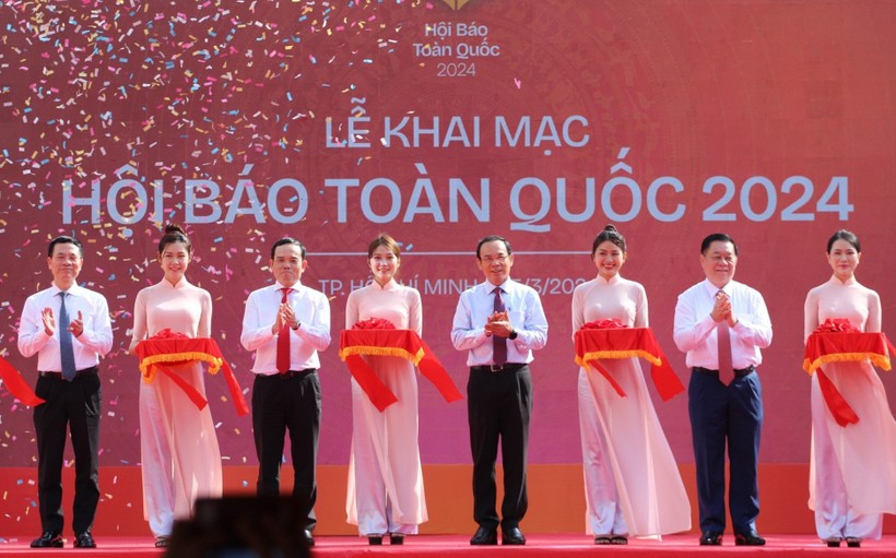 Lãnh đạo Chính phủ, Bộ, Ban ngành cắt băng khai trương Hội báo toàn quốc 2024.