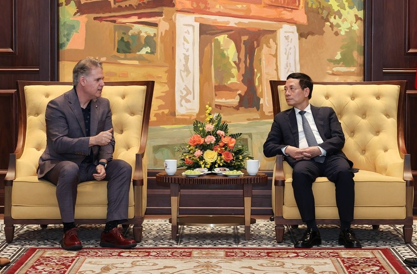 Bộ trưởng Bộ TT&TT Nguyễn Mạnh Hùng tiếp Phó Chủ tịch Nvidia Keith Strier. Ảnh: Lê Anh Dũng