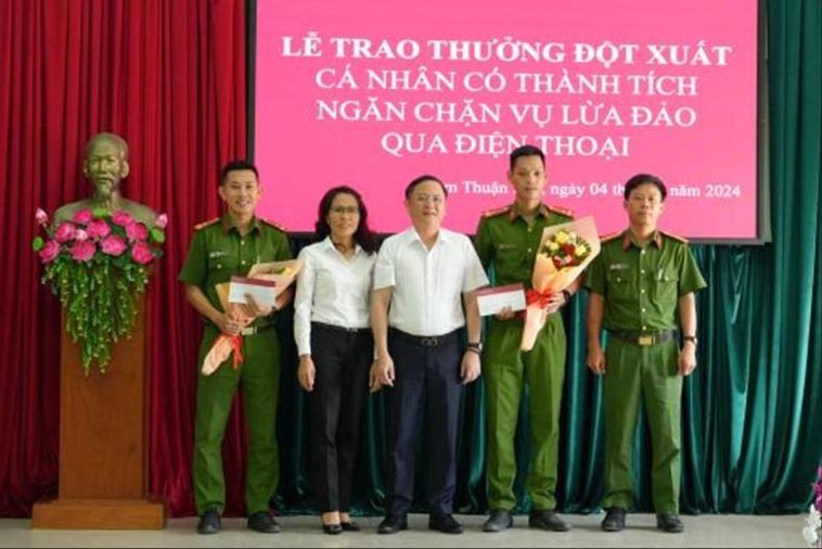 Đại diện Agribank Hàm Thuận Bắc và Công an thị trấn Ma Lâm được biểu dương vì ngăn chặn vụ lừa đảo qua mạng.