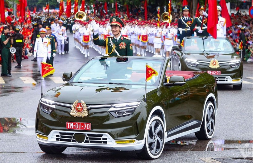 Xe VinFast mui trần dẫn đoàn trong Lễ diễu binh Chào mừng 70 năm chiến thắng lịch sử Điện Biên Phủ