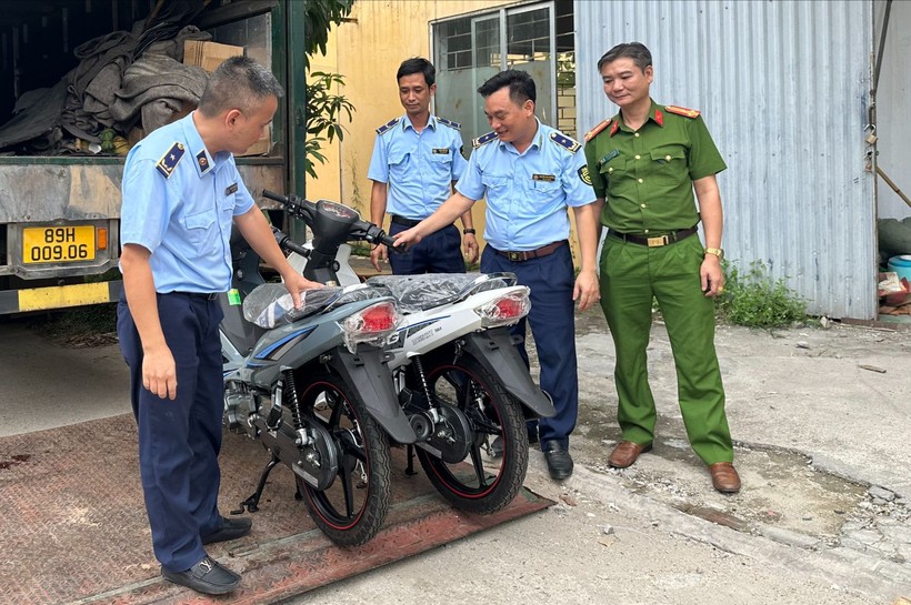 Lực lượng chức năng tỉnh Hưng Yên kiểm tra lô xe máy của Công ty TNHH Liên doanh chế tạo xe máy LIFAN - Việt Nam. Ảnh: DMS.