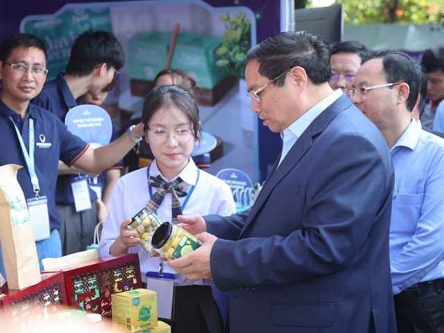 Thủ tướng Phạm Minh Chính trao đổi với 1 bạn sinh viên tại Ngày hội Khởi nghiệp Quốc gia của học sinh, sinh viên.