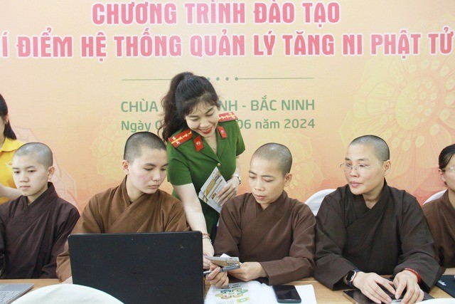 Cán bộ C06 giới thiệu, hướng dẫn tăng ni về tính năng, cách sử dụng ứng dụng. Ảnh: Thanh niên.