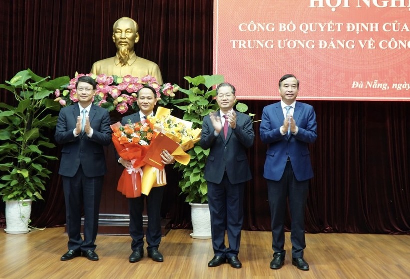 Ông Nguyễn Đình Vĩnh (thứ hai từ trái sang) nhận hoa chúc mừng của lãnh đạo Thành ủy, HĐND, UBND TP Đà Nẵng. 