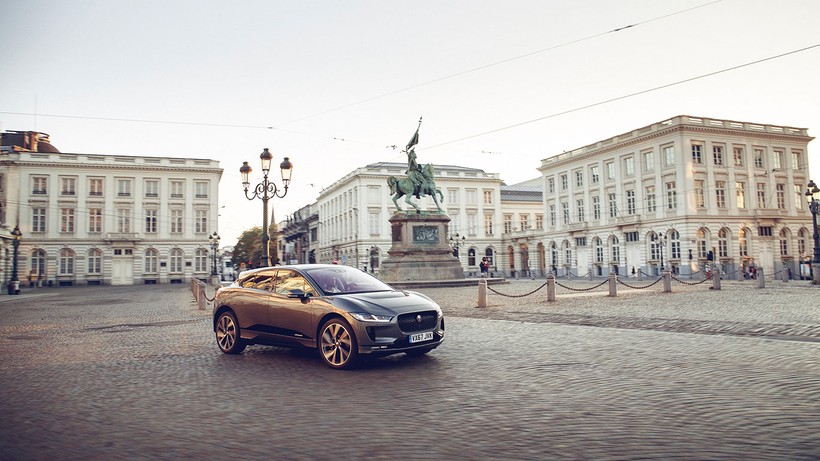 Ổ sạc nhanh 100 kW điện một chiều có thể giúp Jaguar I-PACE đi thêm quãng đường 100 km chỉ trong vòng 15 phút sạc và đạt tới 80% năng lượng pin chỉ trong 40 phút sạc.