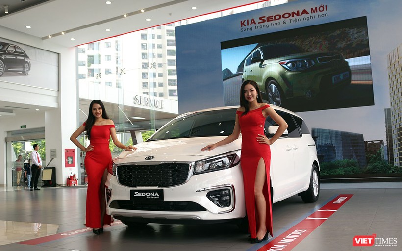 So với phiên bản cũ, Kia Sedona 2018 sử dụng động cơ dầu đã tăng thêm công suất 7 mã lực. Bên cạnh đó, tiếng ồn và độ rung của xe khi chuyển số cũng được giảm thiểu đáng kể. Tại thị trường Việt Nam, Kia Sedona mới được Thaco phân phối gồm 3 phiên bản lựa chọn: Platinum G, Platinum D, Luxury với 7 màu sắc ngoại thất khác nhau.