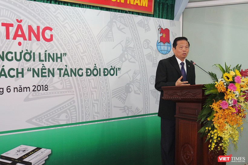 TS Lê Doãn Hợp - Chủ tịch Danh dự Hội Truyền thông số Việt Nam, Trưởng ban chỉ đạo công trình "Ký ức người lính" phát biểu tại buổi lễ.
