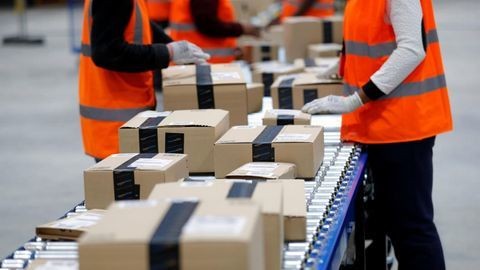 Ảnh: Nhân công làm việc tại kho hàng Amazon