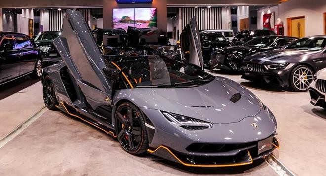 Chiếc Lamborghini Centenario Roadster đang được rao bán giá 4 triệu USD.