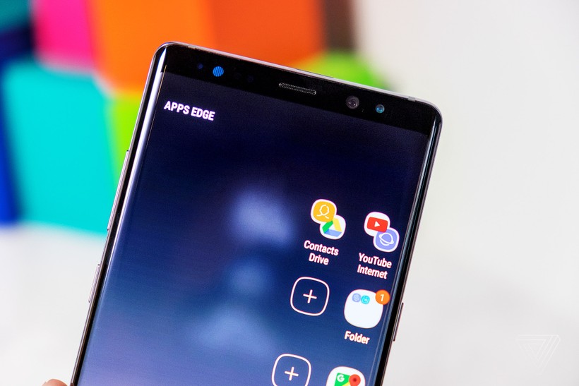 Người đặt mua Galaxy Note 8 sẽ nhận được khuyến mãi hấp dẫn (ảnh: The Verge)