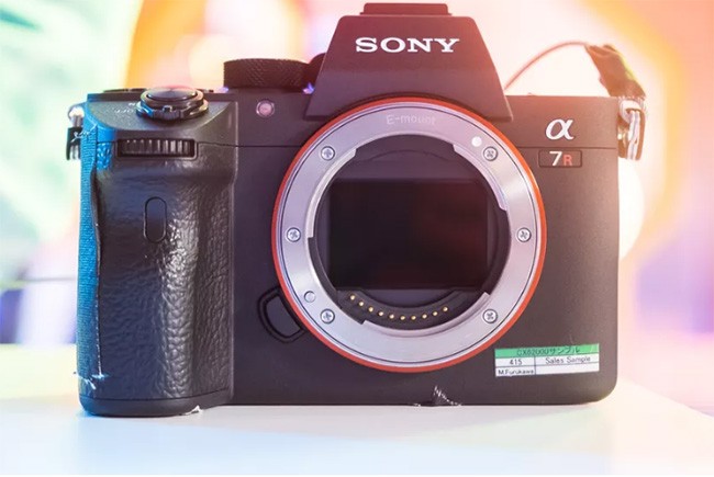 Sony A7R (ảnh: The Verge)