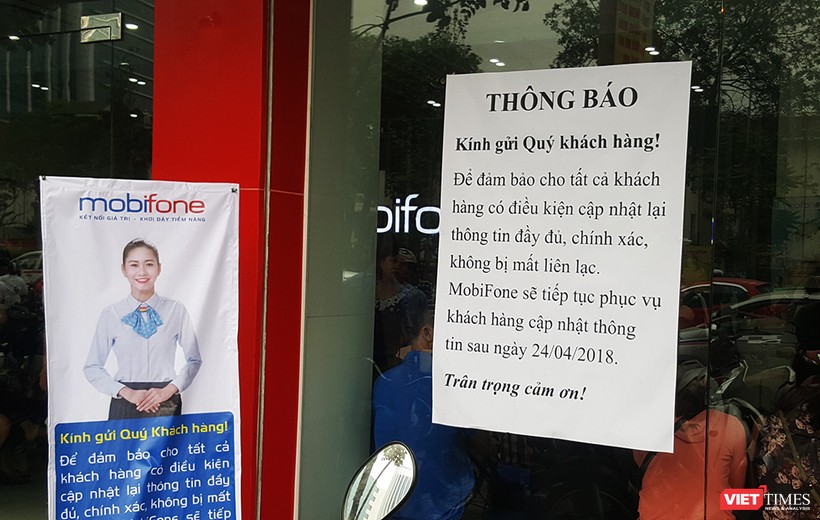 Nhà mạng MobiFone dán thông báo lùi thời hạn bổ sung thông tin thuê bao 