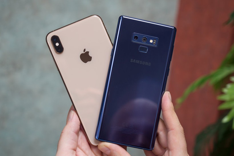 iPhone XS Max và Galaxy Note 9 (ảnh: Phone Arena)