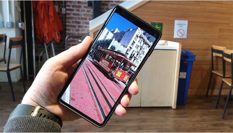 Galaxy S10 sau khi ẩn camera trước (ảnh: Sam Mobile)