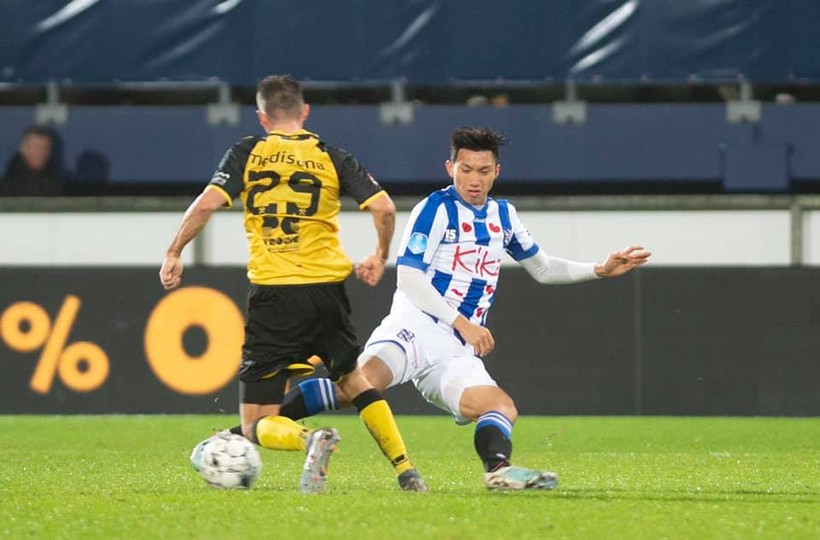 Văn Hậu truy cản tiền đạo Roda JC (ảnh: SC Heerenveen)