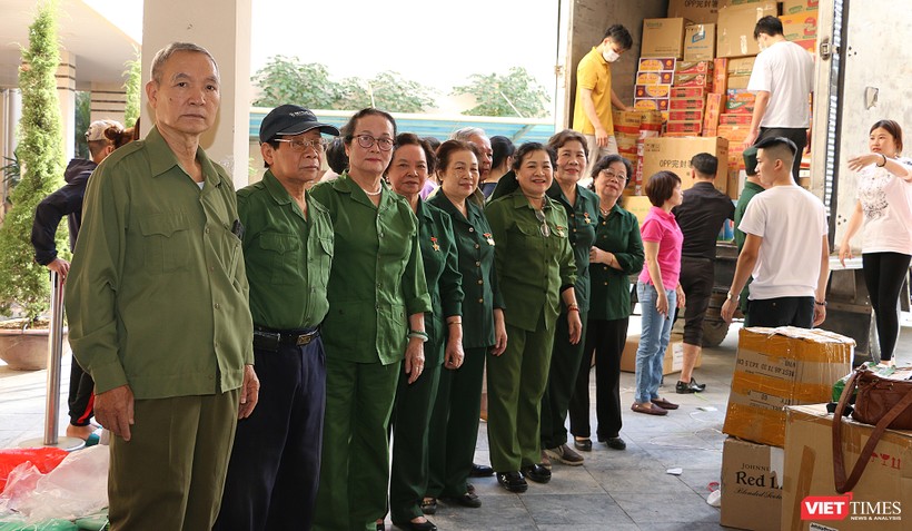 Các cựu thanh niên xung phong quận Đống Đa nhiệt tình góp sức vào chiến dịch hỗ trợ người dân miền Trung