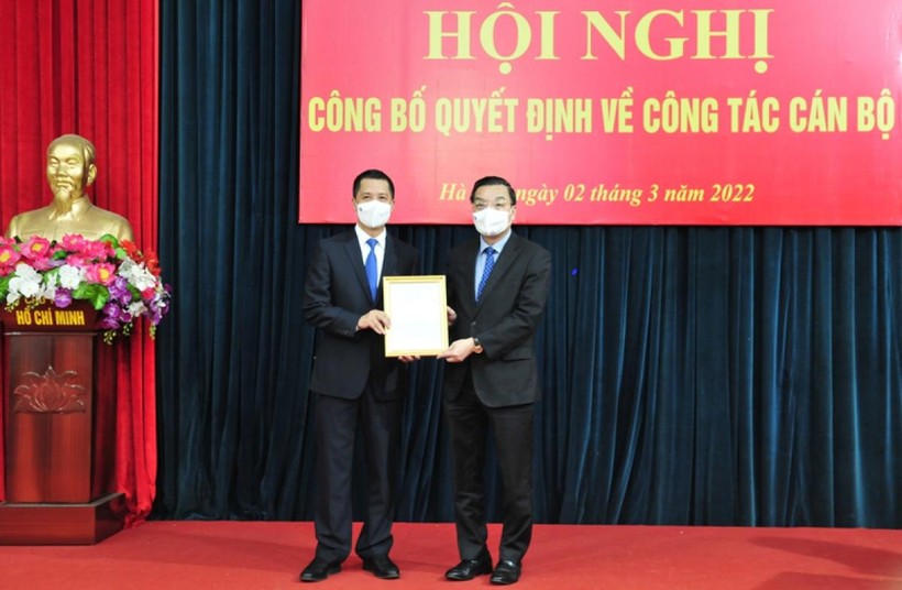 Chủ tịch UBND TP Hà Nội trao quyết định cho ông Nguyễn Kim Trung