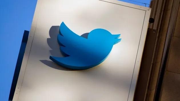 Logo Twitter được hiển thị trên mặt tiền của trụ sở chính của công ty ở San Francisco (ảnh: Bloomberg)