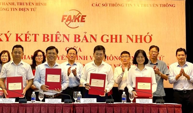 Cục Phát thanh Truyền hình và Thông tin điện tử ký biên bản hợp tác xử lý tin giả trên không gian mạng với Sở Thông tin và Truyền thông 6 tỉnh, thành phố (ảnh: ICTnews)