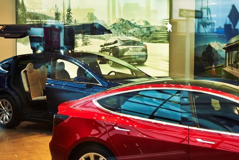 Những chiếc xe điện của Tesla tại một cửa hàng ở Brooklyn (ảnh: New York Times)