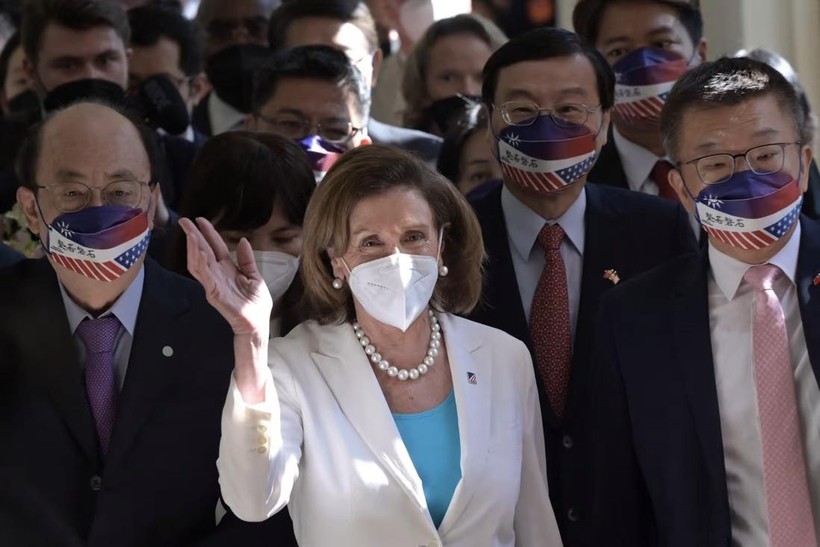 Chủ tịch Hạ viện Hoa Kỳ Nancy Pelosi vẫy tay chào các nhà báo khi bà đến thăm trụ sở Quốc hội Đài Loan hôm 3/8 (ảnh AFP)