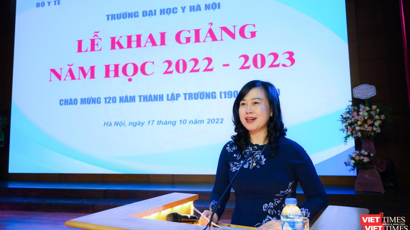 Q. Bộ trưởng Đào Hồng Lan chúc mừng thầy và trò Trường Đại học Y Hà Nội bước vào năm học mới