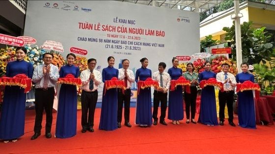 Lãnh đạo Sở TT&TT và Hội nhà báo thành phố HCM cắt băng khai mạc "Tuần lễ sáng của người làm báo"