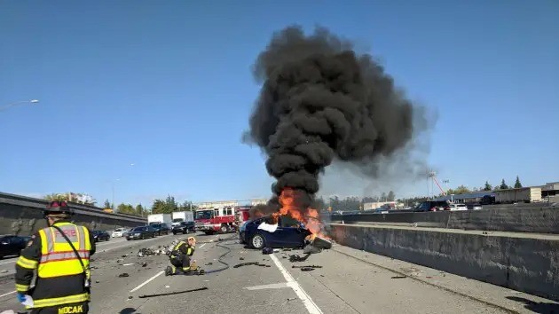 Một chiếc Tesla Model X bốc cháy sau khi va chạm trên Quốc lộ 101 ở Mountain View, California, Hoa Kỳ vào ngày 23 tháng 3 năm 2018. 