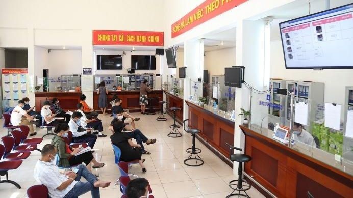 Người dân làm thủ tục hành chính công tại một quận ở Hà Đông