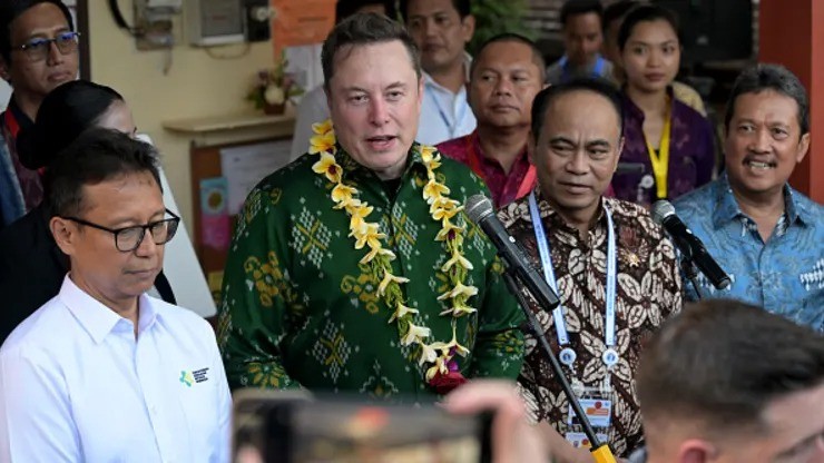 Tỉ phú Elon Musk (thứ 2 từ trái sang) đứng cạnh Bộ trưởng Y tế Indonesia Budi Gunadi Sadikin (trái) trong buổi lễ khánh thành dịch vụ Internet vệ tinh Starlink ở Bali, Indonesia vào ngày 19/5 (Ảnh: AFP)