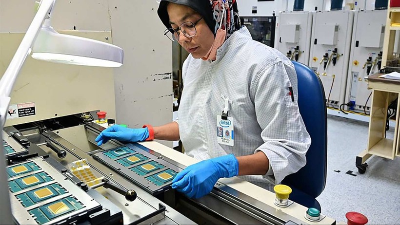Công nhân kiểm thử chip tại nhà máy của Intel ở Malaysia 