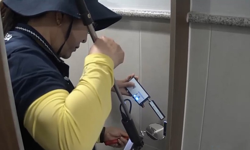 Đội tình nguyện của Hàn Quốc kiểm tra camera quay lén tại nhà vệ sinh công cộng
