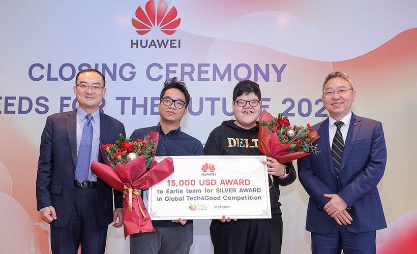 Đại diện Huawei Việt Nam trao thưởng cho nhóm sinh viên Việt Nam đoạt giải Nhì trong cuộc thi Tech4Good 2021 với dự án Earlie