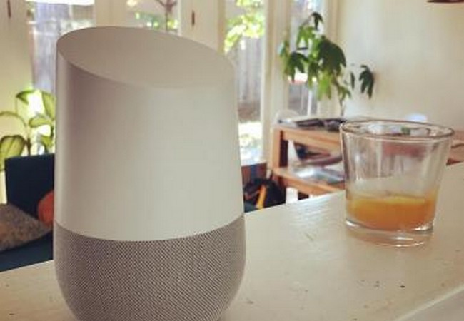 Loa Google Home (Ảnh Reuters)