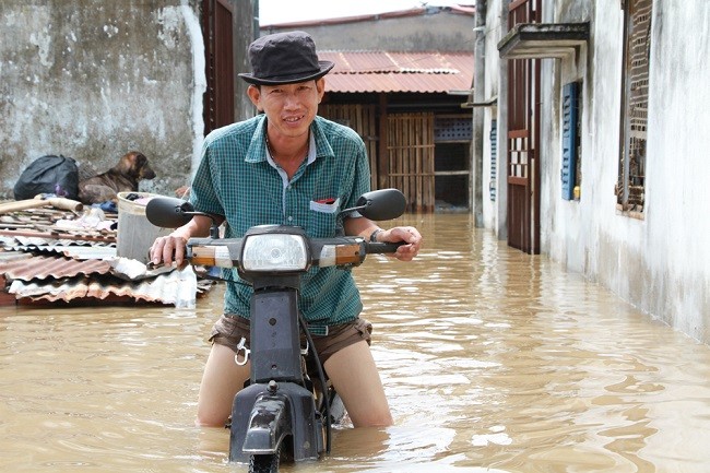 Các con hẻm dẫn vào nhà dân nước vẫn ngập quá đầu gối