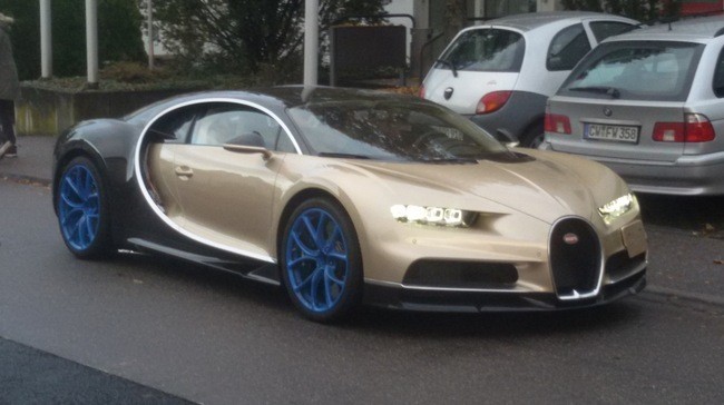  Bugatti Chiron màu vàng phối đen.