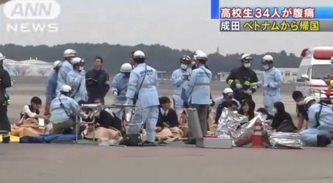 Các học sinh Nhật Bản phải cấp cứu khi máy bay vừa hạ cánh