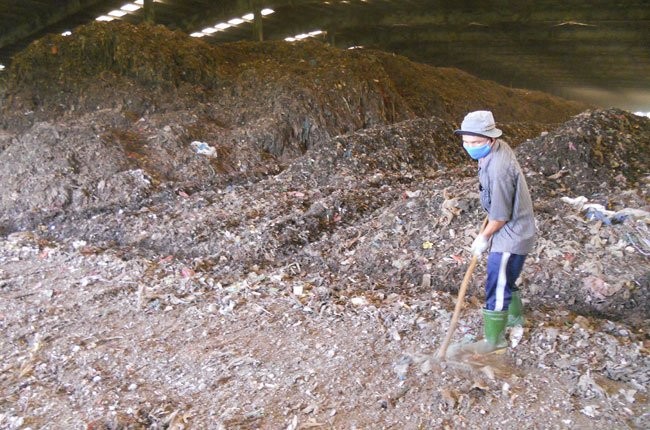 Một khu xử lý rác tại TPHCM - Ảnh: Văn Nam