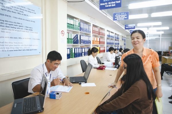 Những chủ thể đáng được khuyến khích hơn phải là những doanh nghiệp có sức sống, có năng suất cao, có khả năng tăng trưởng, có thể cạnh tranh. Trong ảnh: Doanh nghiệp làm thủ tục về thuế. Ảnh: Tuệ Doanh