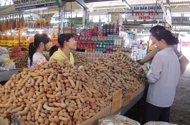 Bộ Tài chính đề xuất đổi tên thuế môn bài thành lệ phí môn bài và thay đổi mức thu có sự khác biệt đối với các doanh nghiệp và hộ kinh doanh cá thể. Ảnh: Minh Tâm.