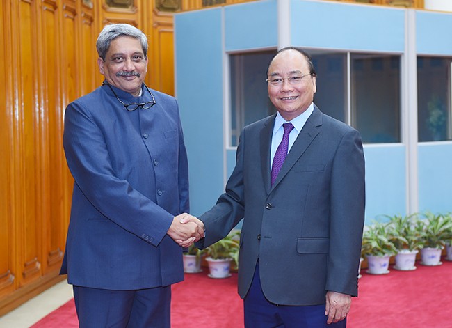 Thủ tướng Nguyễn Xuân Phúc và Bộ trưởng Quốc phòng Ấn Độ Manohar Parrikar - Ảnh: VGP/Quang Hiếu