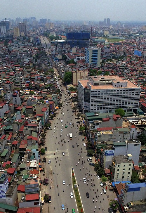 Dự án đường vành đai hai đoạn Ngã Tư Sở - Ngã Tư Vọng (đường Trường Chinh) được khởi công tháng 10/2013 với tổng mức đầu tư 2.560 tỷ đồng. Tuyến đường gần 2 km này từng được Sở Quy hoạch Kiến trúc Hà Nội mô tả là "cong mềm mại". Điểm đầu của tuyến giao vớ