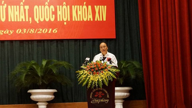 Thủ tướng Nguyễn Xuân Phúc tại buổi tiếp xúc cử tri TP.Hải Phòng sáng nay (3.8) - ẢNH: CHÍ HIẾU (Thanhnien.vn)