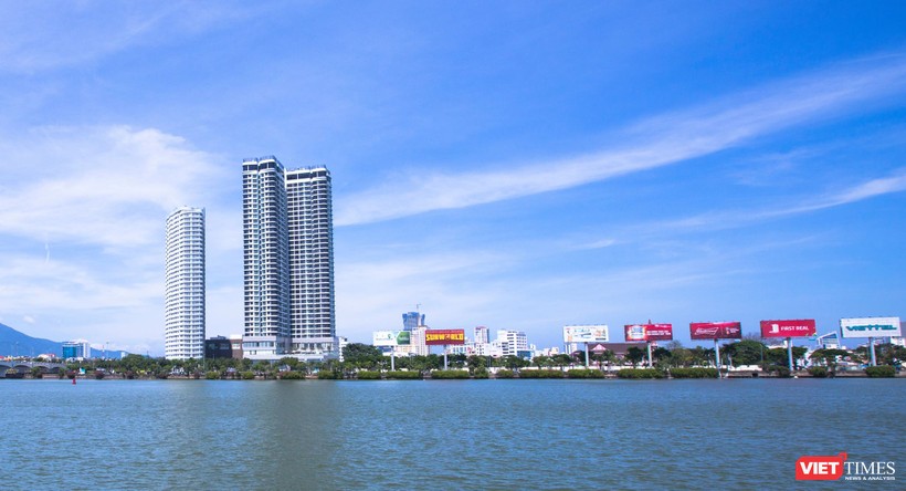 Nằm trên vị trí đắc địa ngay bên cầu quay sông Hàn, khu phức hợp Capital Square từng được xem là dự án có vốn đầu tư nước ngoài lớn nhất tại Đà Nẵng. (Ảnh: Hồ Xuân Mai)